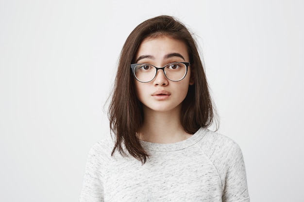 Free photo tender brunette woman wearing glasses have a calm or pleased expression