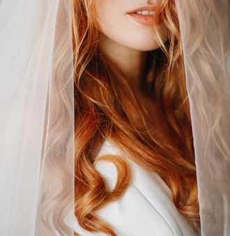 Tenero labbra e pelle di affascinante sposa con i capelli rossi ricci