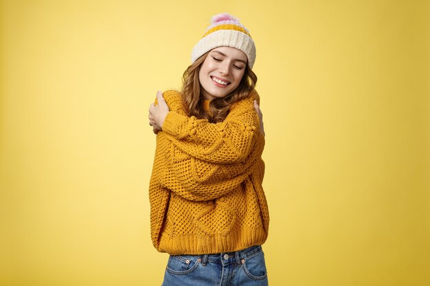 Нежность счастье концепция благополучия очаровательная женственная милая стильная девушка любит новый теплый свитер ч ...