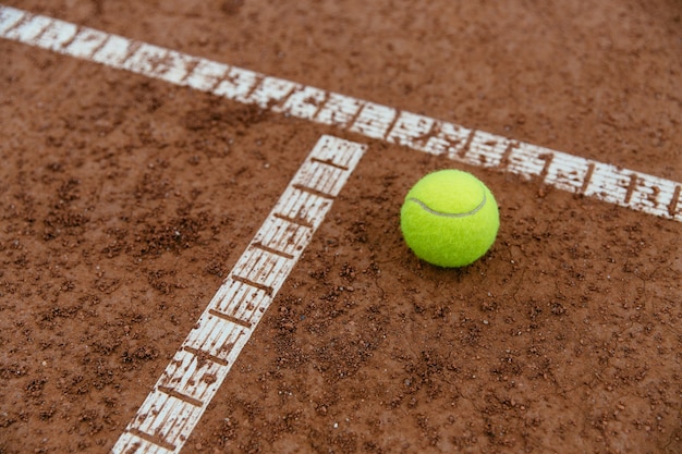 Foto gratuita pallina da tennis sulla corte, primo piano. concetto di sport