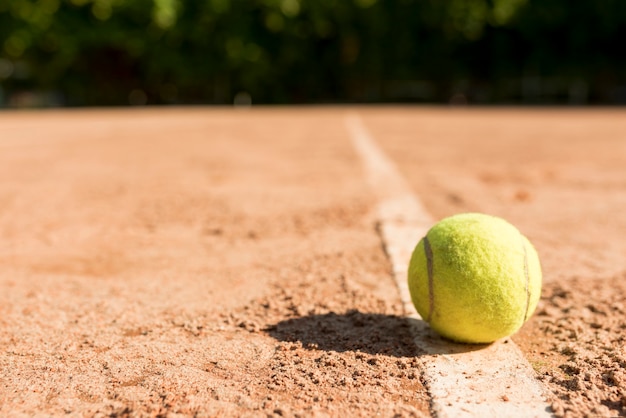 Foto gratuita pallina da tennis a terra