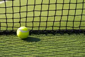 Foto gratuita pallina da tennis a terra