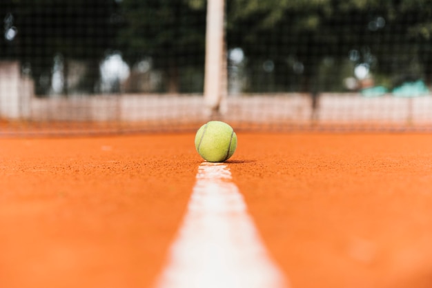 Бесплатное фото Теннисный мяч лежал на полу
