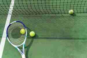 Foto gratuita palline da tennis su un campo da tennis