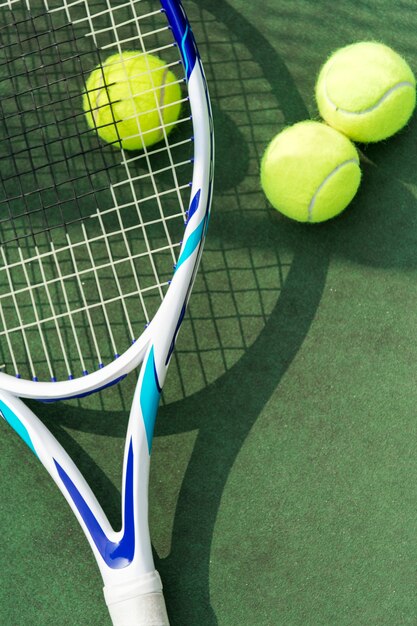 テニスコートのテニスボール