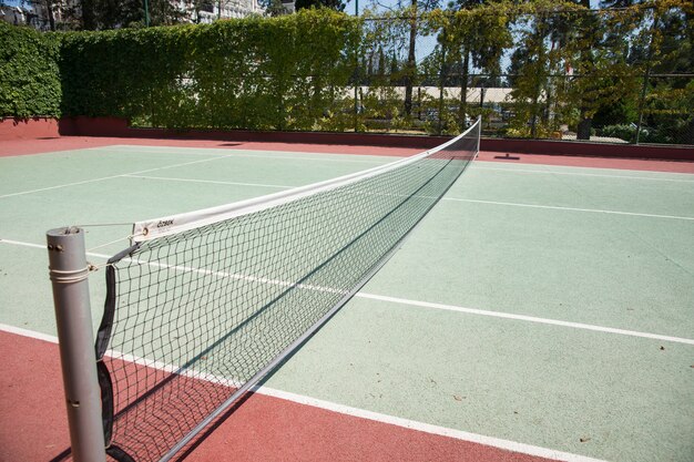 Теннисный корт с сеткой
