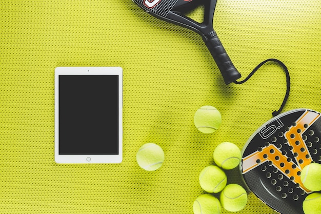 Attrezzatura da tennis vicino al tablet