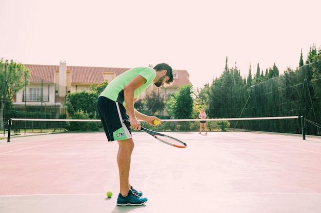 Foto gratuita giocatore di tennis a servizio