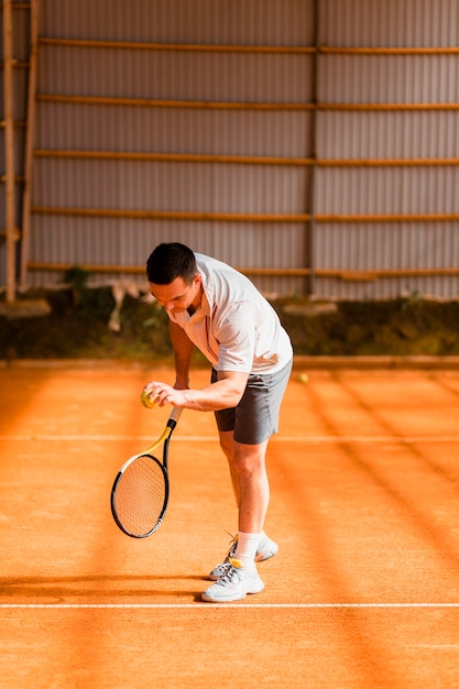 Foto gratuita tennista che sta per servire