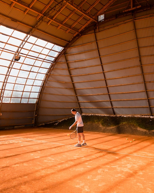 Free photo tennis player in a hall