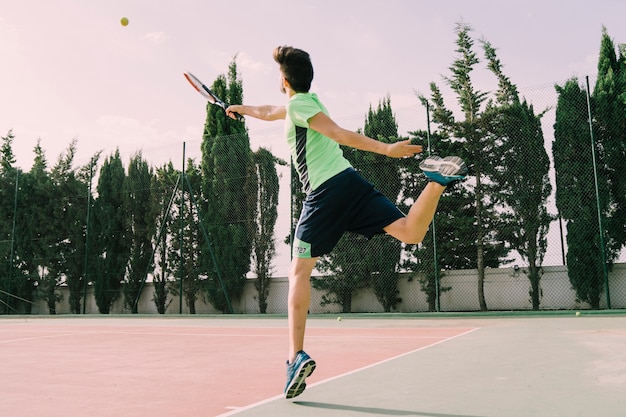 Foto gratuita giocatore di tennis che colpisce la sfera