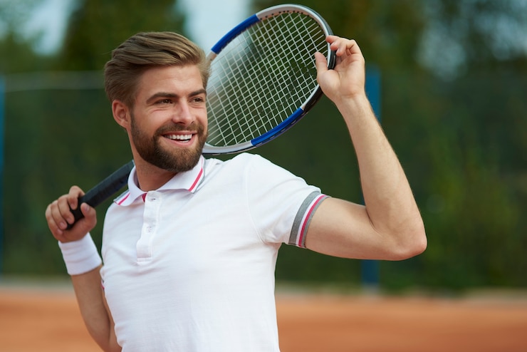 Free Photo tennis player looking away on the court
