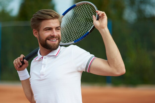 コートで目をそらしているテニス選手