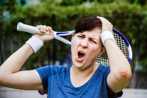 Foto gratuita il giocatore di tennis perde la partita