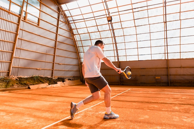 Giocatore di tennis giocando