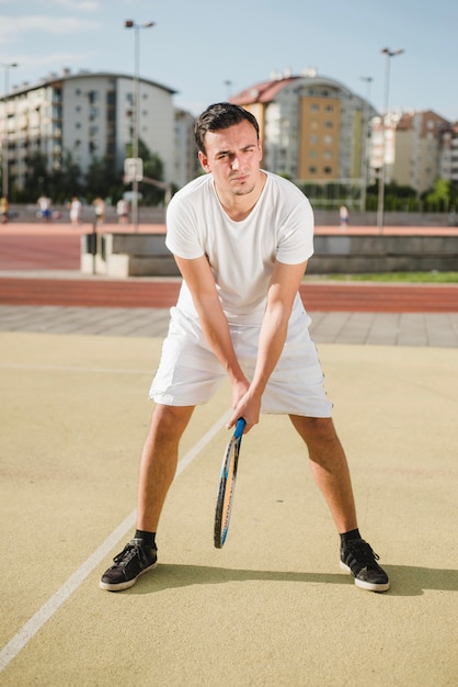 Free photo tennis player preparing to hit