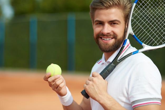 Foto gratuita giocatore di tennis mentre si prepara per il gioco