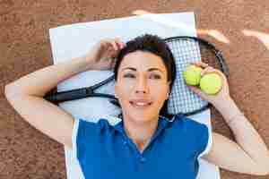 Foto gratuita giocatore di tennis con la sua racchetta