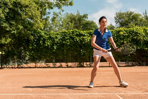 彼女のラケットとテニス選手