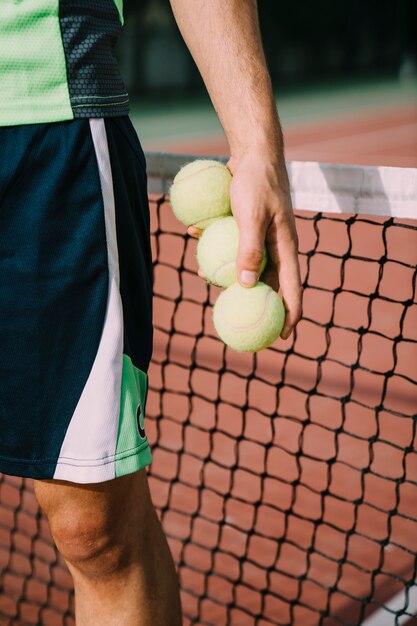 3つのボールを持つテニスプレーヤー