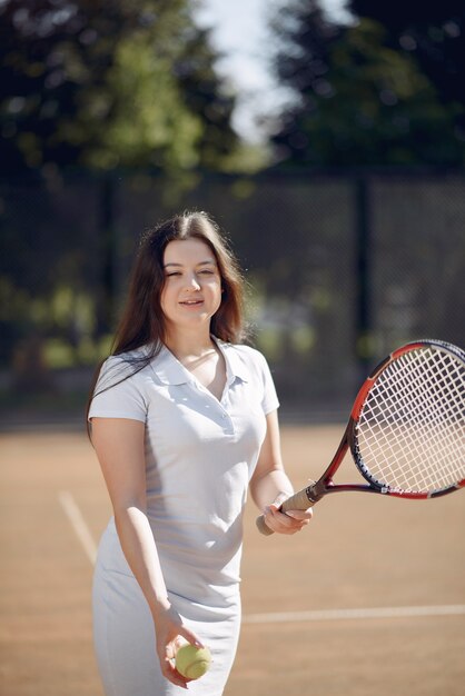 Женщина-теннисистка сосредоточилась во время игры