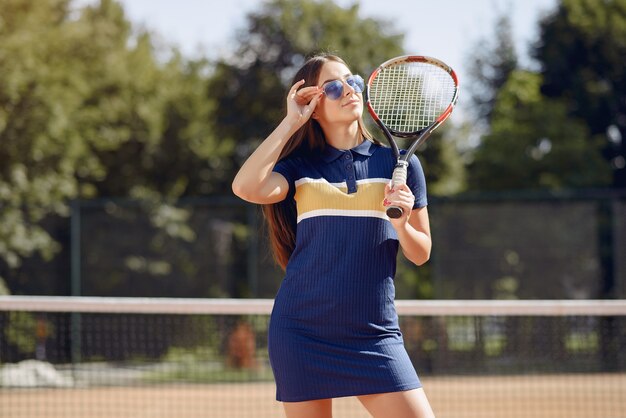 ラケットを持っているテニス選手の女性