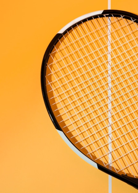 テニスラケットの最小限の静物