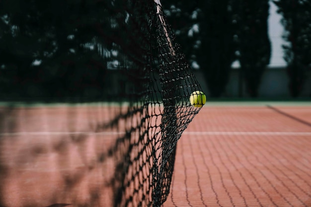 Теннисная сцена с сеткой и мячом