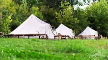 Foto gratuita tende al glamping