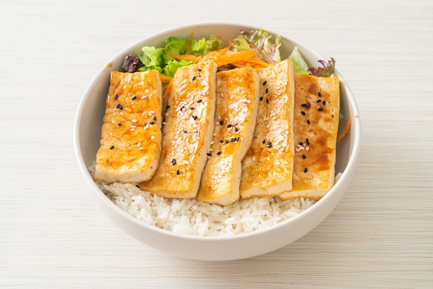 Миска для риса с тофу терияки - веганский и вегетарианский стиль питания Premium Фотографии