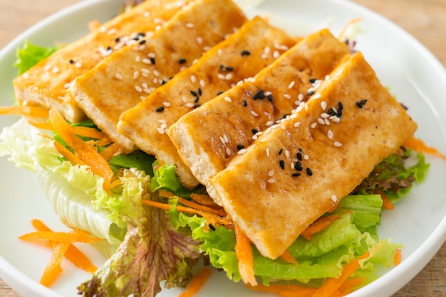 Салат терияки с тофу и кунжутом - веганский и вегетарианский стиль питания Premium Фотографии
