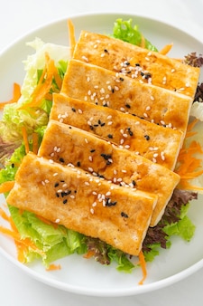 Салат терияки с тофу и кунжутом - веганский и вегетарианский стиль питания Premium Фотографии