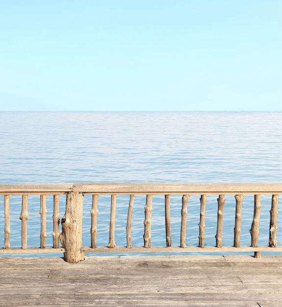 Foto gratuita vista terrazza con mare blu e cielo limpido