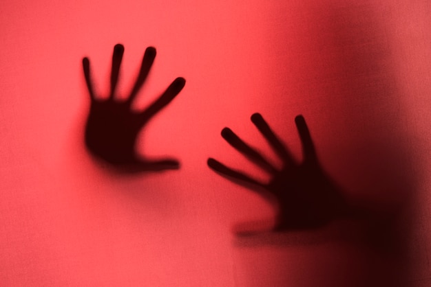 Бесплатное фото Ужасающие силуэты рук в студии