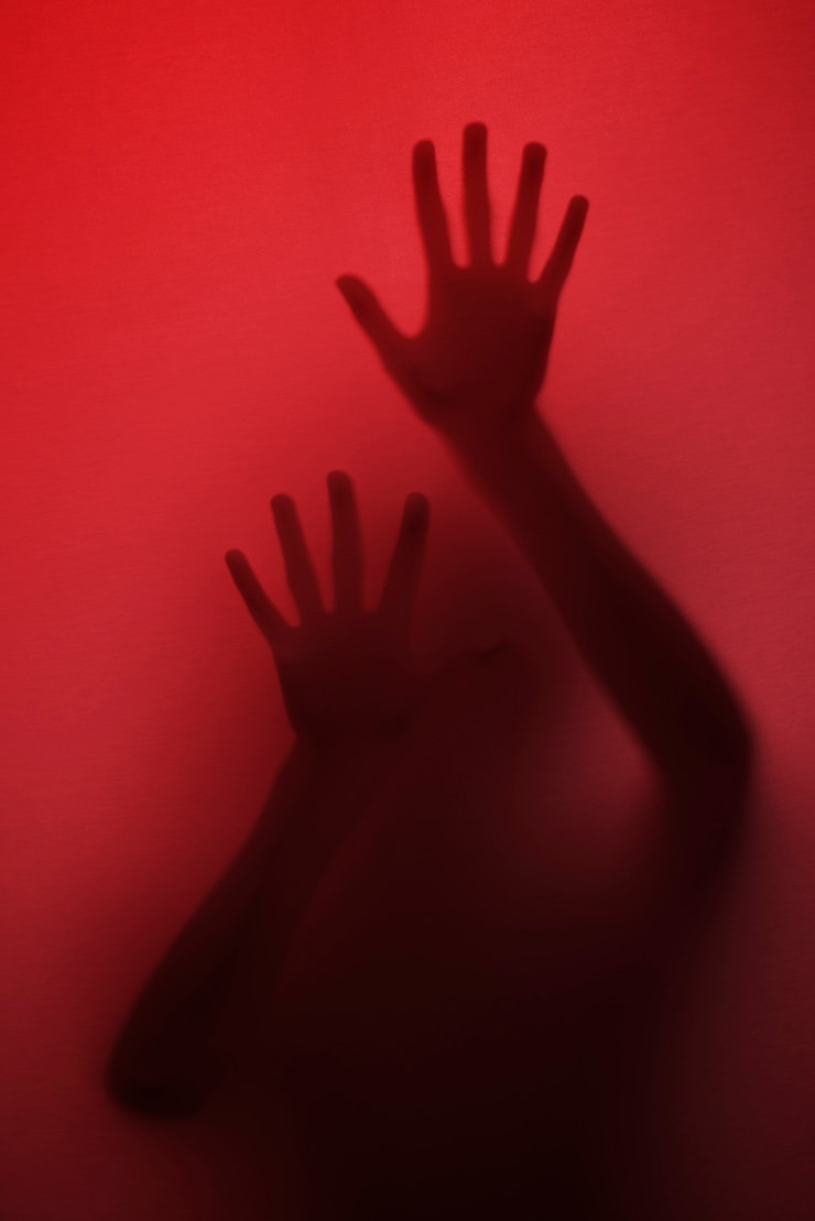 Free Photo terrifying hands silhouettes in studio