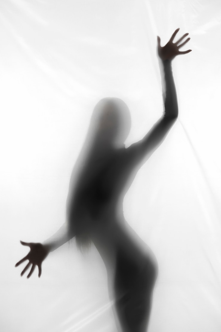 Free Photo terrifying hands silhouettes in studio