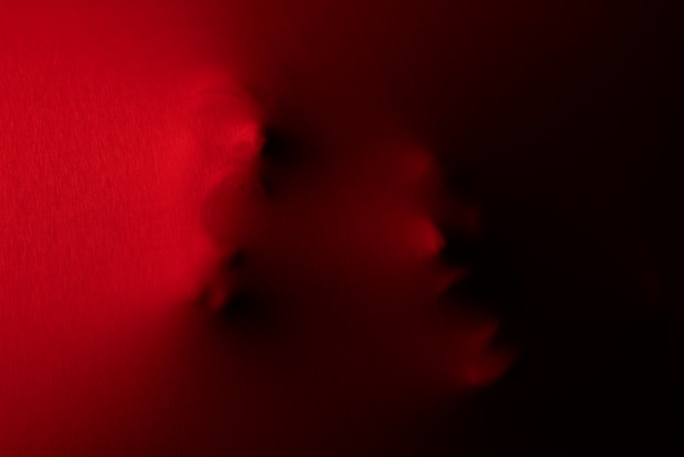 Foto gratuita terrificante silhouette adulta urlante in studio