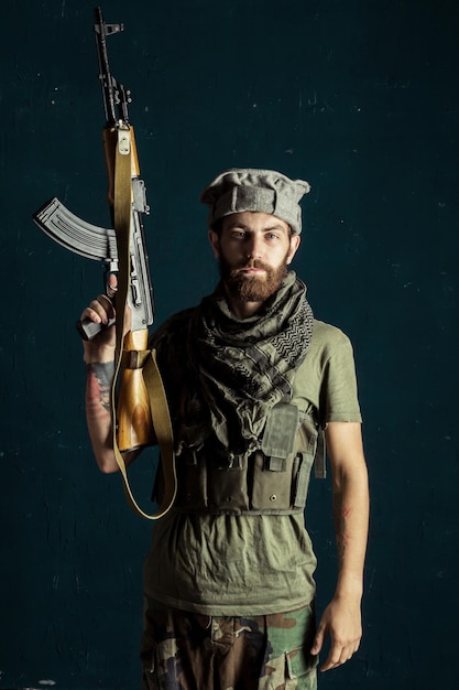 Террорист с его концепцией оружия о терроризме