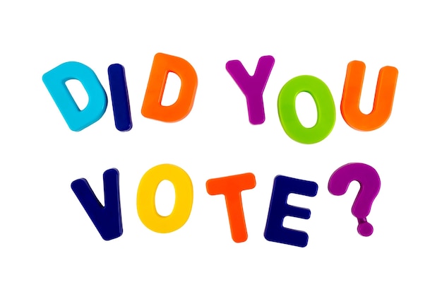 텍스트 선거 운동을 위한 흰색 배경 개념에 플라스틱 글자로 쓰여진 투표를 했습니까?