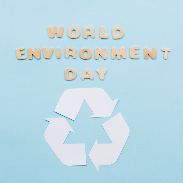 テキスト世界環境デーと青い背景上のリサイクルシンボル