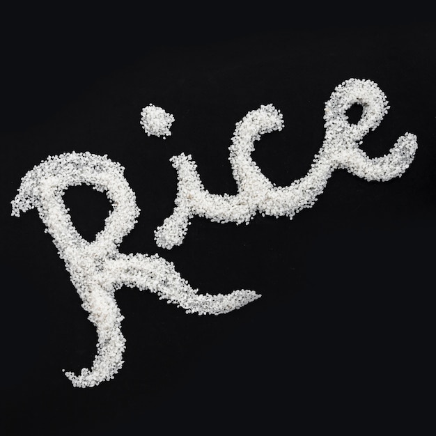 생 쌀된 쌀 검은 배경에 작성 된 텍스트
