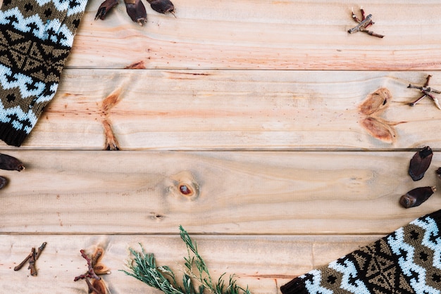 Foto gratuita tessile vicino aghi di abete sul bordo di legno