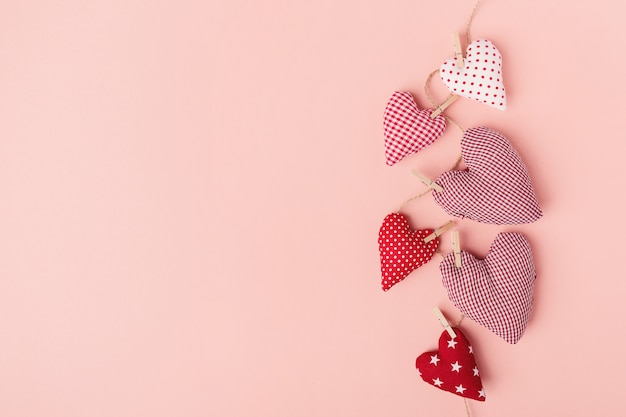 Free photo textile valentines day hearts on pink