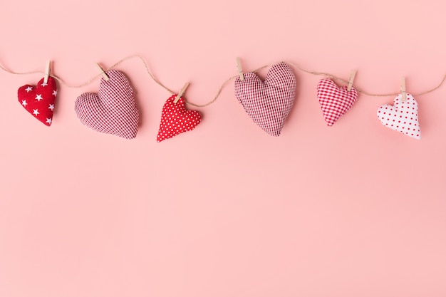 Free photo textile valentines day hearts on pink