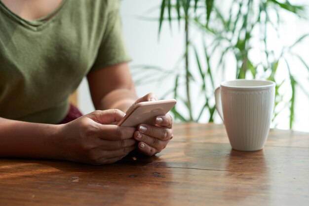 Cozy Cafeでの友人とのテキストメッセージ