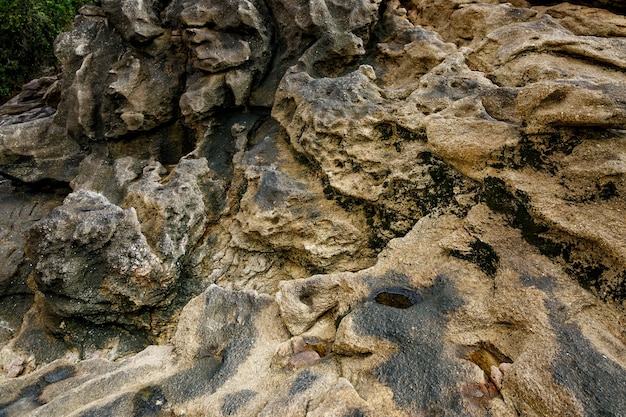 해안 오래 된 돌의 질감입니다. 바위 벽지.