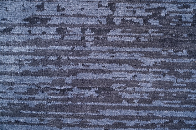 Бесплатное фото Текстура насыщенной полосатой темно-серой бархатной поверхности ковра