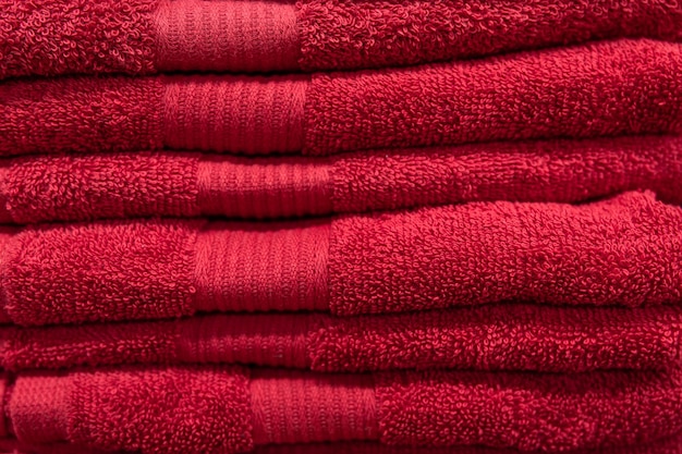 Foto gratuita asciugamani da bagno rossi strutturati impilati da vicino