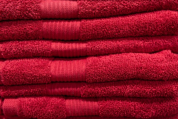 Текстурированные красные банные полотенца сложены крупным планом