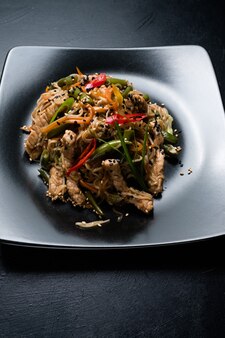 タイ​料理​レストラン​の​フード​メニュー​。​牛肉​の​野菜​を​皿​に​盛り付けます​。
